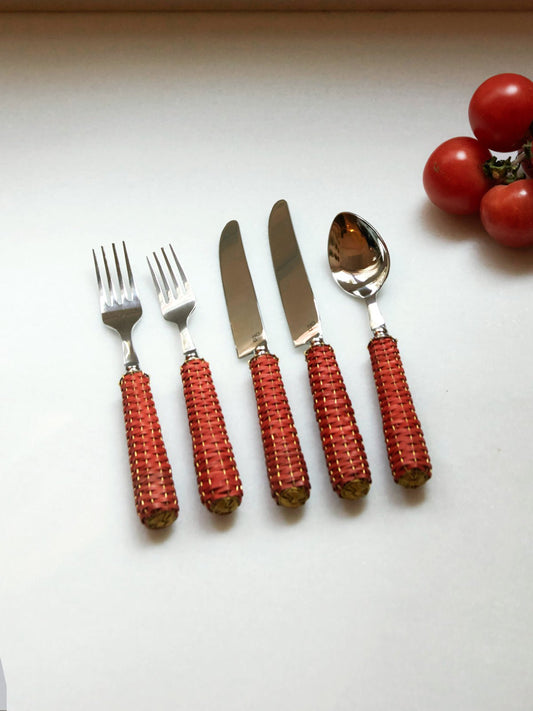 Cutlery set with red handwoven raffia handle – view 2