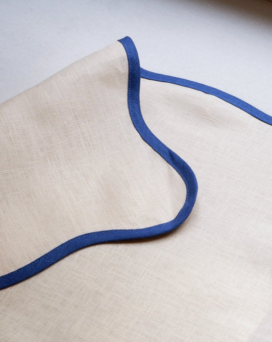 Beige linen placemat with blue wavy edge – view 2