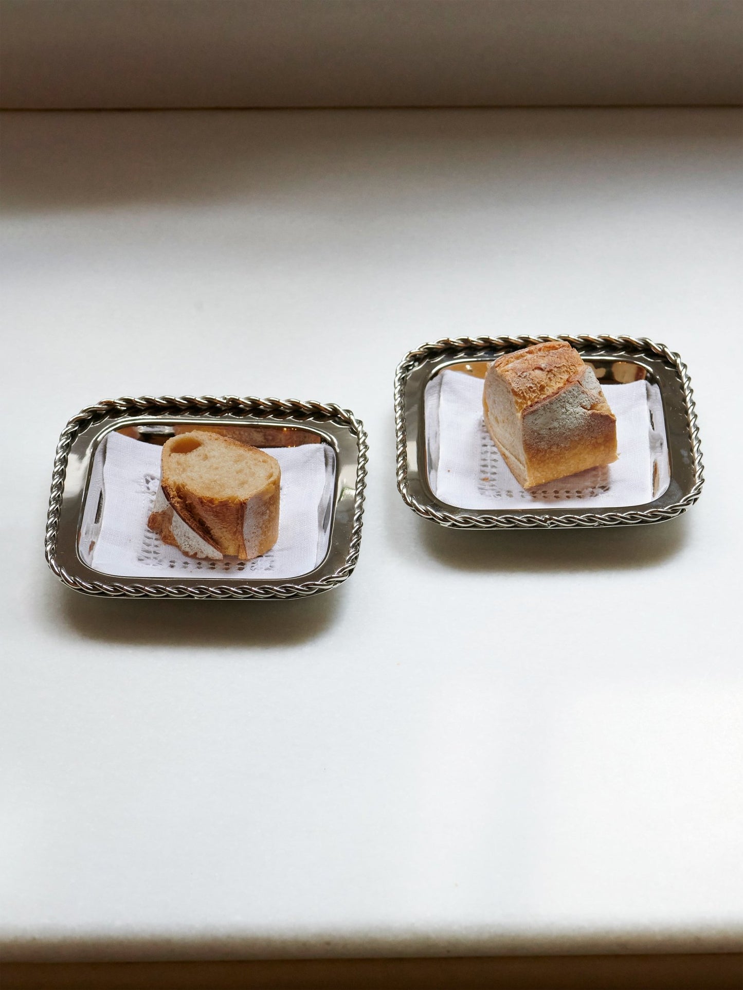 TWIRL BREAD TRAY WITH LINEN NAPKIN - House of Quintana