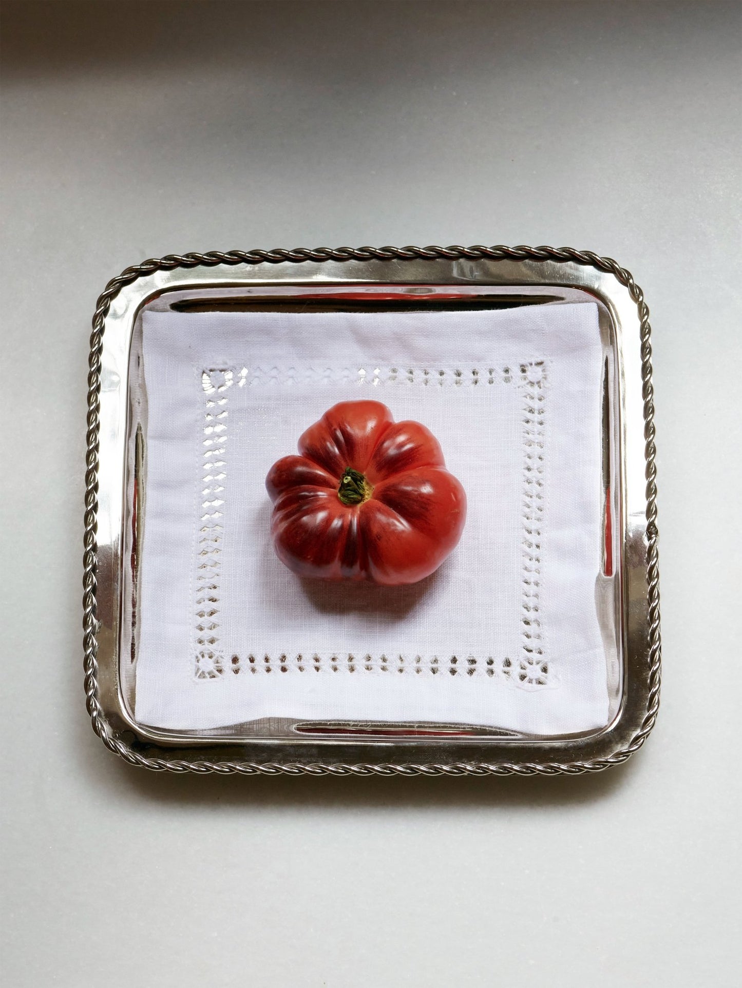TWIRL TRAY BIG WITH LINEN NAPKIN - House of Quintana