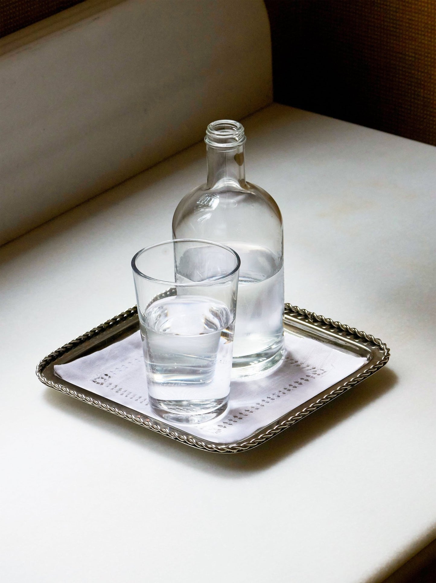 TWIRL TRAY BIG WITH LINEN NAPKIN - House of Quintana