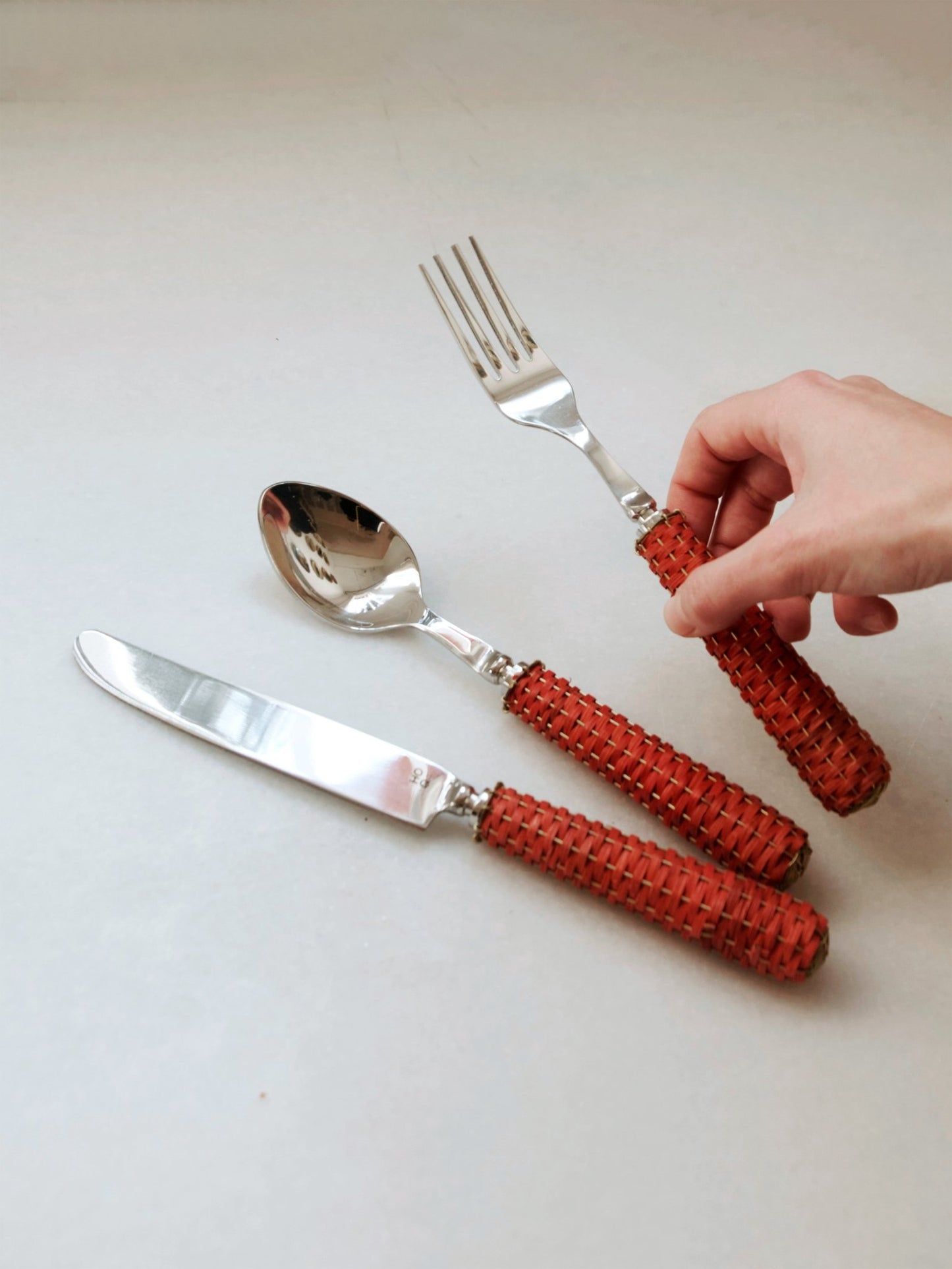 CUTLERY SET RED HANDWOVEN HANDLE - House of Quintana