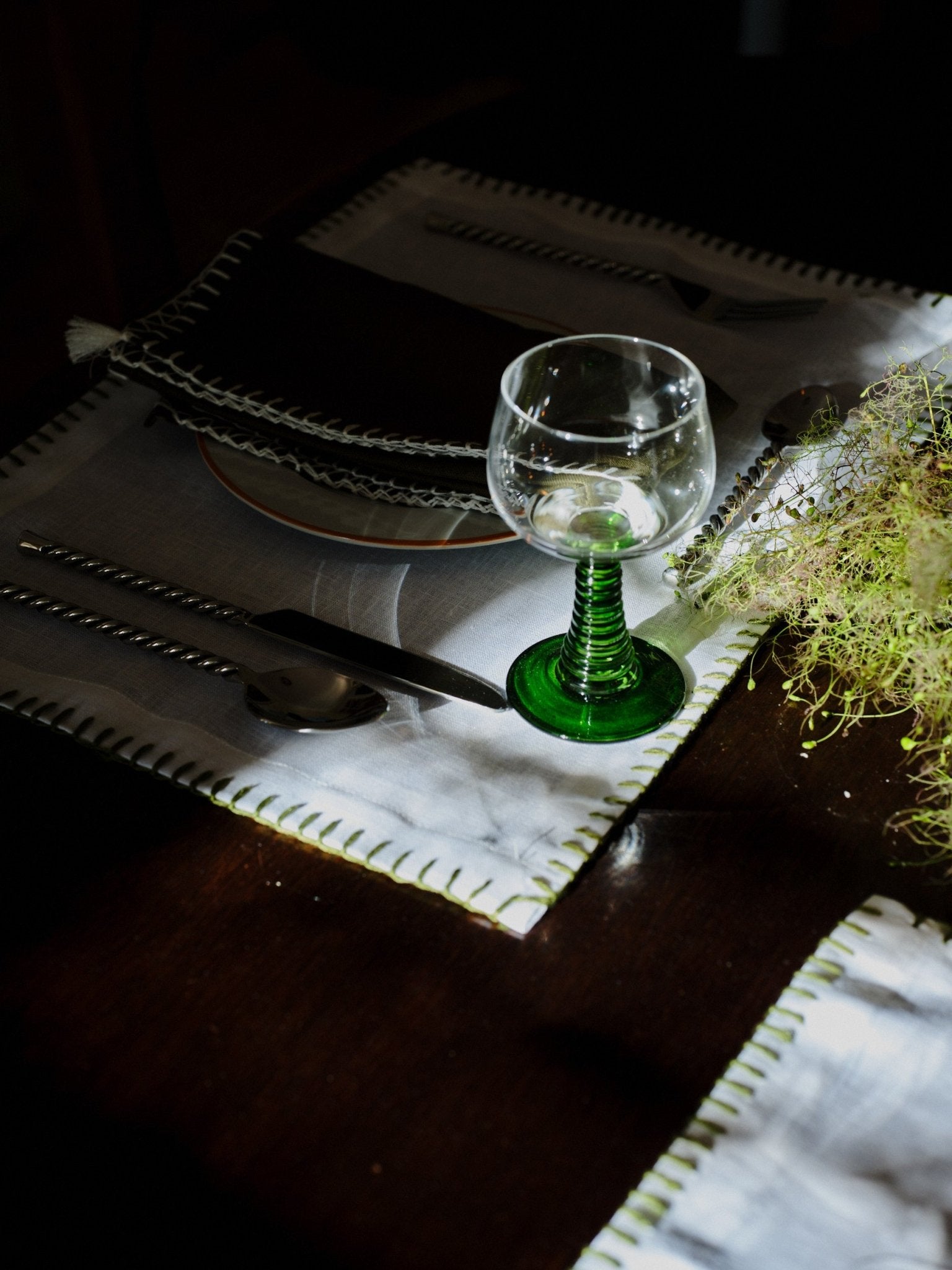 PAIR OF WINE GLASSES GREEN - House of Quintana