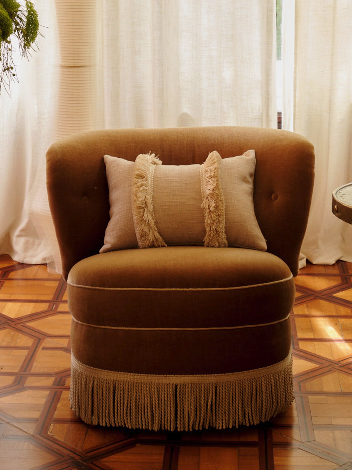 PILLOW WITH BRUSH FRINGE TRIM - House of Quintana