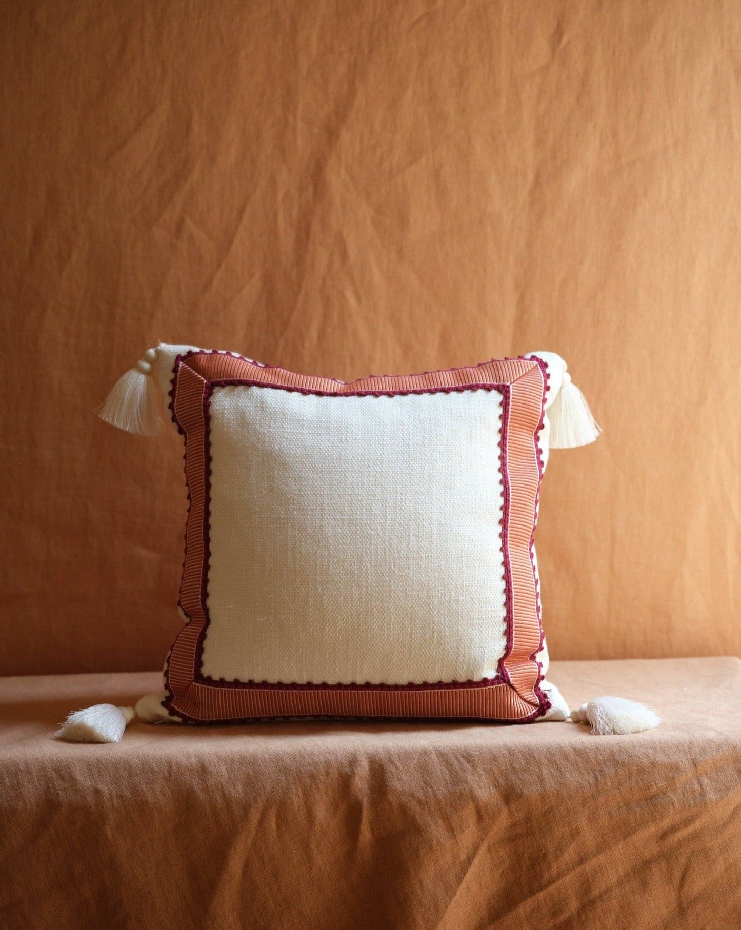 PILLOW WITH TRIMMING AND TASSELS - House of Quintana