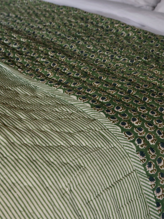 Reversible green cotton quilt with stripes and floral print – view 2