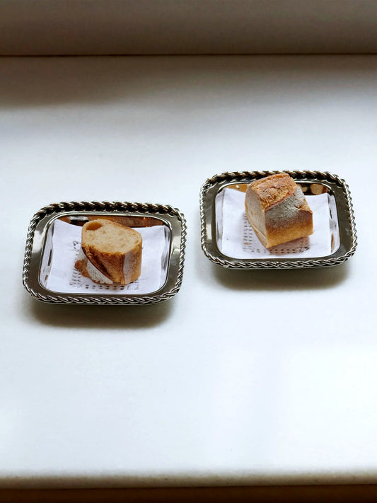Twirl stainless steel tray with linen napkin